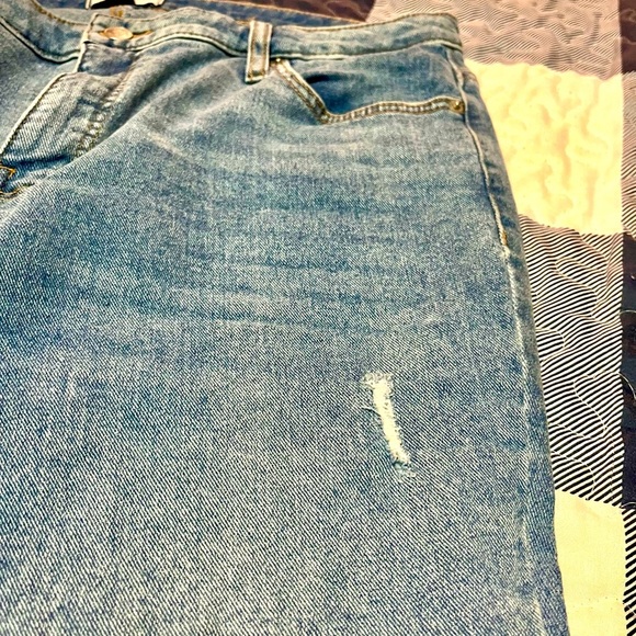 Women’s Crown & Ivy High Rise Cropped Distressed Jeans - 14 - Picture 11 of 12